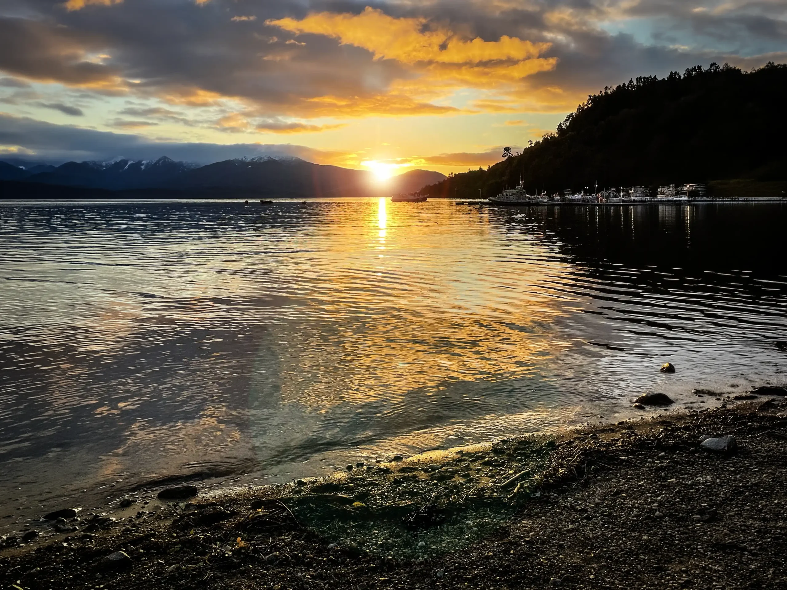 bahia-puerto-cisnes-puesta-de-sol