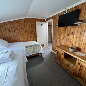 hostal-bella-vista-puerto-cisnes-Dormitorio-dos-camas-y-television