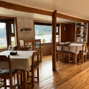 hostal-bella-vista-puerto-cisnes-comedor-hostal