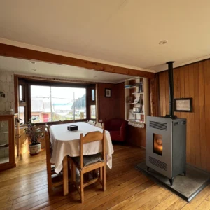 hostal-bella-vista-puerto-cisnes-comedor-y-estufa-hostal