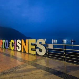 hostal-bella-vista-puerto-cisnes-costanera-noche