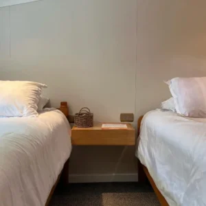 hostal-bella-vista-puerto-cisnes-dormitorio-dos-camas