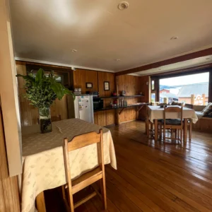 hostal-bella-vista-puerto-cisnes-entrada-comedor-hostal