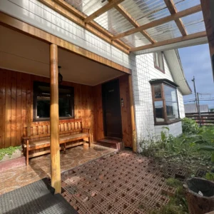 hostal-bella-vista-puerto-cisnes-entrada-hostal