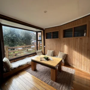 hostal-bella-vista-puerto-cisnes-espacio-comun-hostal